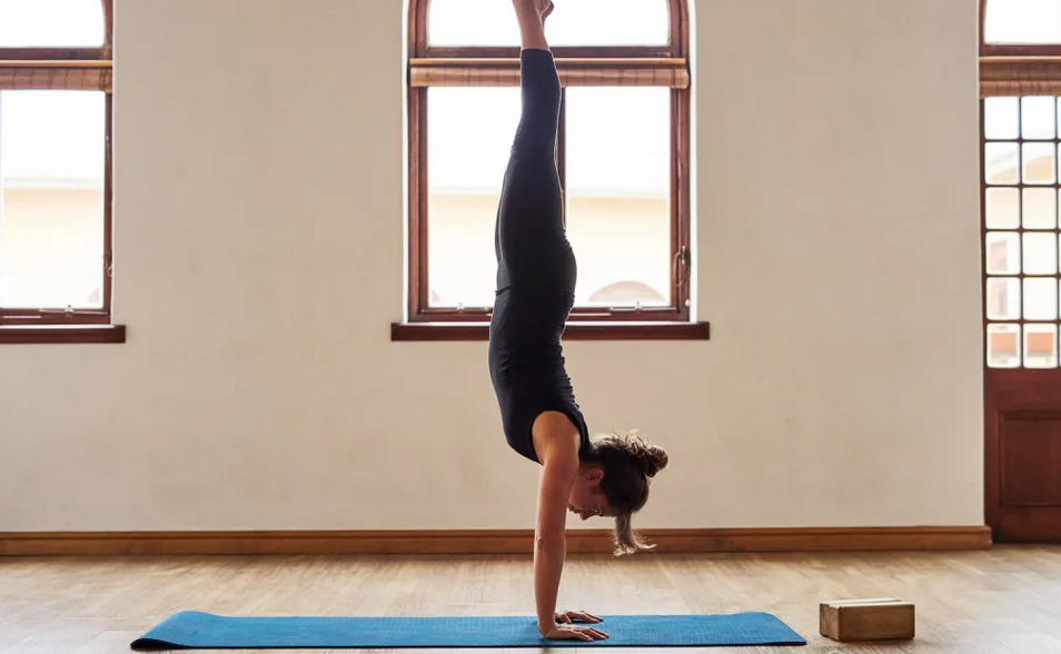 Tips Aman Belajar Handstand Agar Terhindar dari Cedera