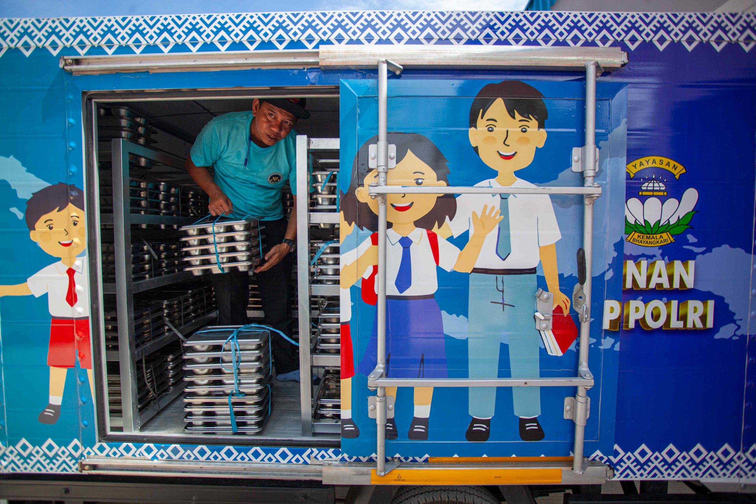 petugas menata paket Makan Bergizi Gratis (MBG)