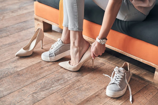 cara memilih sepatu yang baik untuk tulang kaki