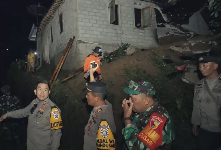 Hujan Deras Picu Tanah Longsor di Blitar, Tiga Warga Terluka