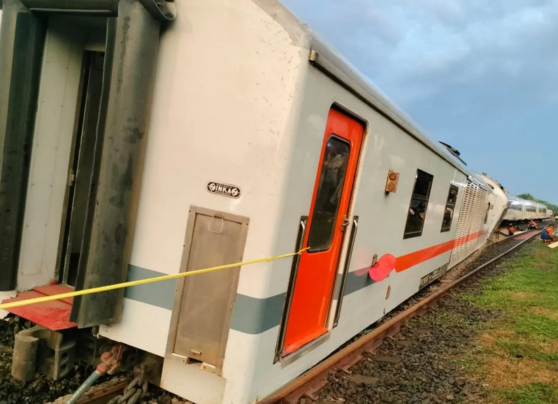 Imbas Anjloknya KA Purwojaya, Dua Kereta Tujuan Blitar Terlambat Hingga 9 Jam