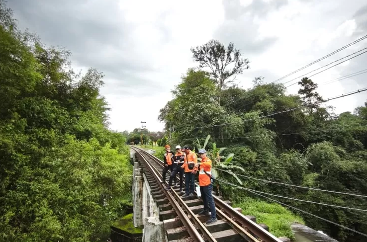 Demi Keamanan Operasional, Pimpinan KAI Turun Langsung Periksa Rel Sepanjang 8 KM di Blitar