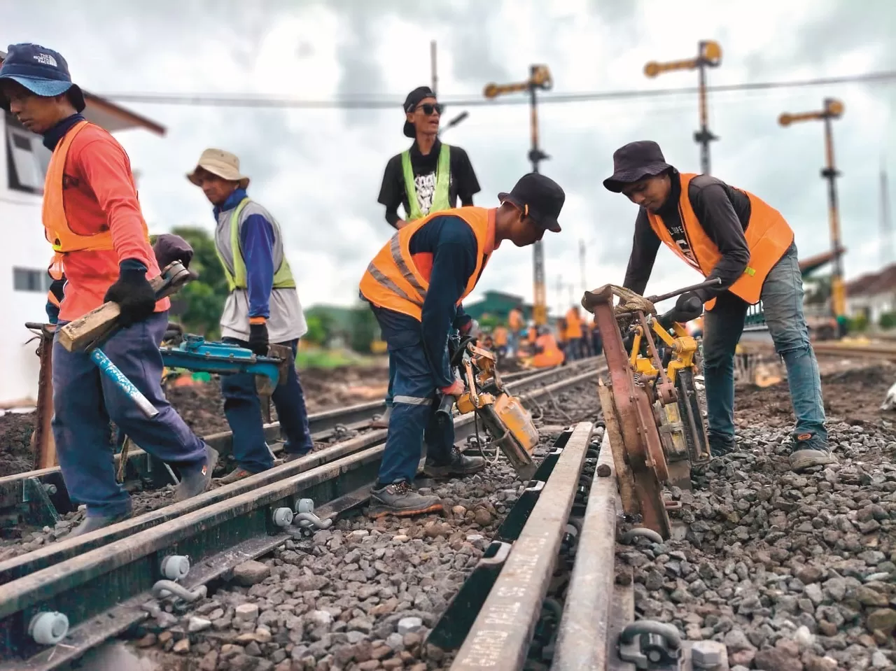 Petugas Teknisi Rel dan Jembatan KAI Mengganti Wesel di Blitar
