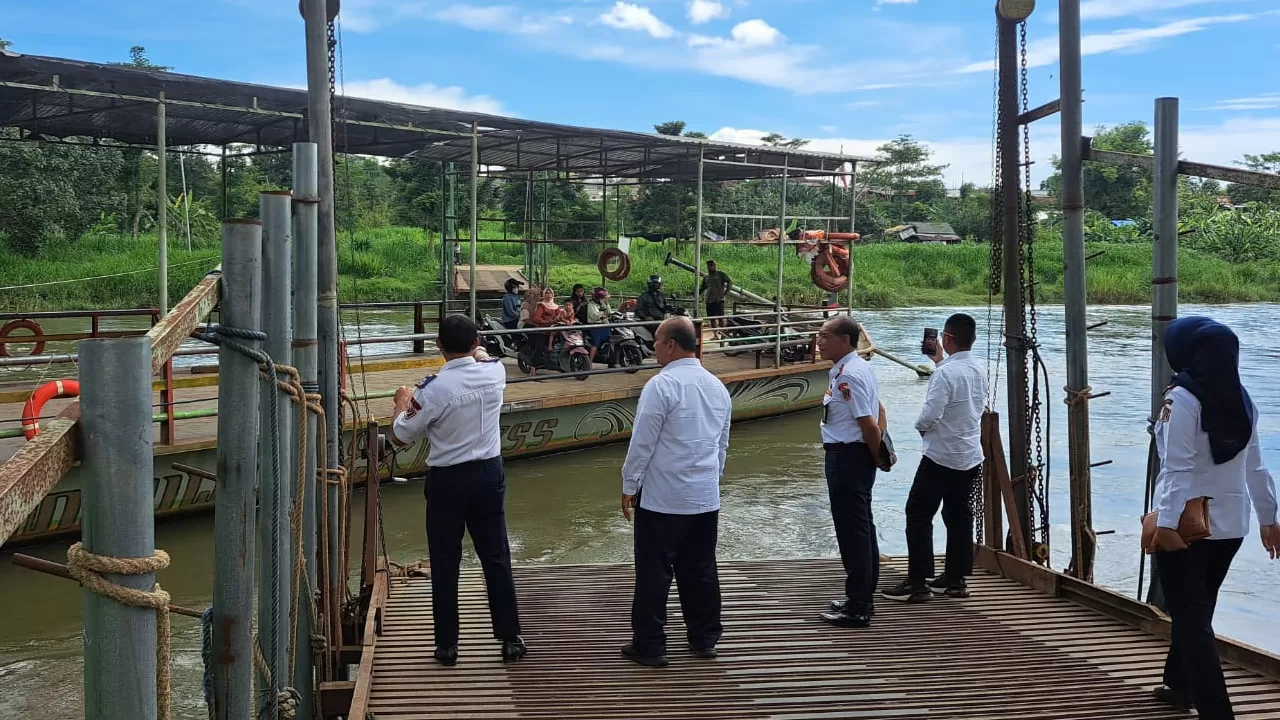 kapal penyeberangan sungai brantas