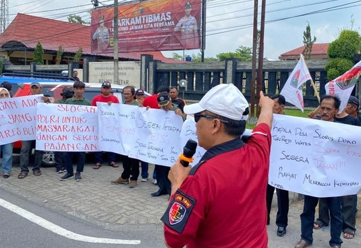 Buntut Kasus Salah Tangkap, Massa Datangi Polres Blitar dan Tuntut Pemenuhan Hak Korban
