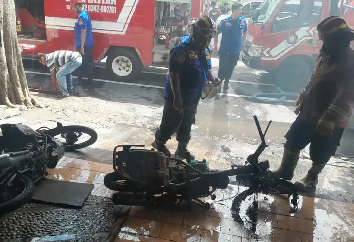 Diduga Aki Meledak, Showroom Motor di Plosokerep Blitar Terbakar