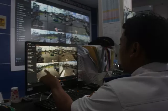 Petugas Dishub Blitar Pantau Arus Kendaraan Lewat CCTV di Beberapa Titik