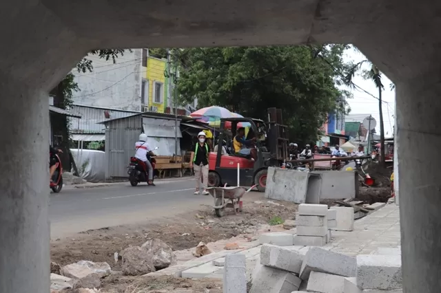 Proyek Pavingisasi di Lahan Pasar Loak Blitar