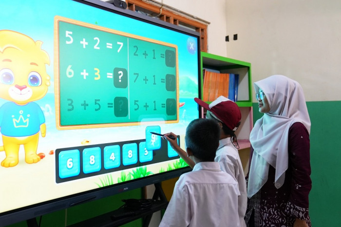 Adaptasi Teknologi Pendidikan, Puluhan Sekolah di Blitar Optimalkan Penggunaan Smart TV dari Pusat