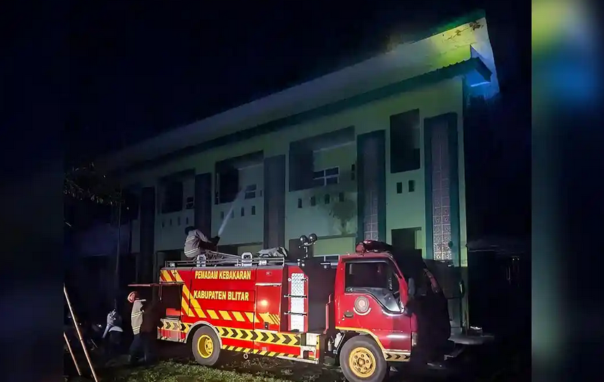 Balon Udara Picu Api di Atap MTsN 3 Blitar, Warga dan Damkar Bergerak Cepat