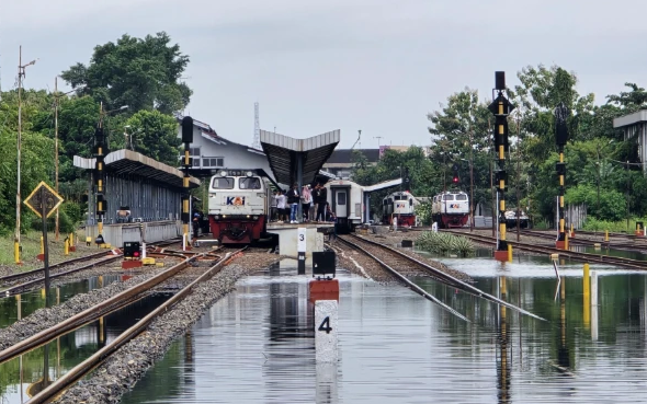 Banjir Rendam Jalur Rel, KA Brantas Tujuan Blitar Terlambat Lebih dari 11 Jam