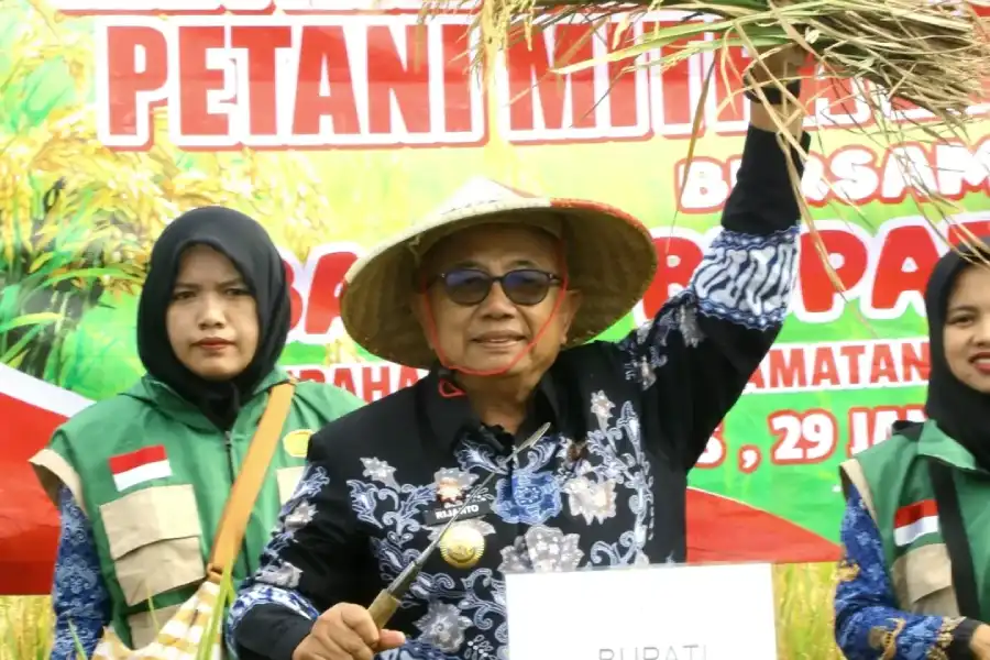 Bupati Blitar Rijanto Pimpin Panen Raya di Wlingi