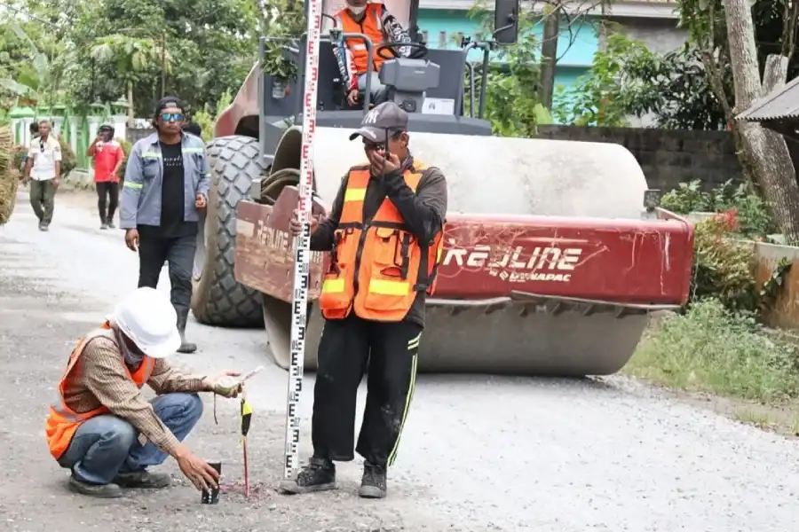 Proyek Perbaikan Jalan di Kabupaten Blitar oleh Dinas PUPR