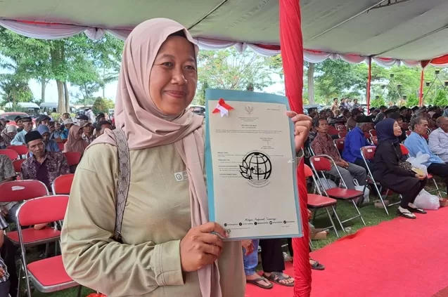Warga menunjukkan SHM yang diperoleh dari ATR/BPN setelah sekian lama