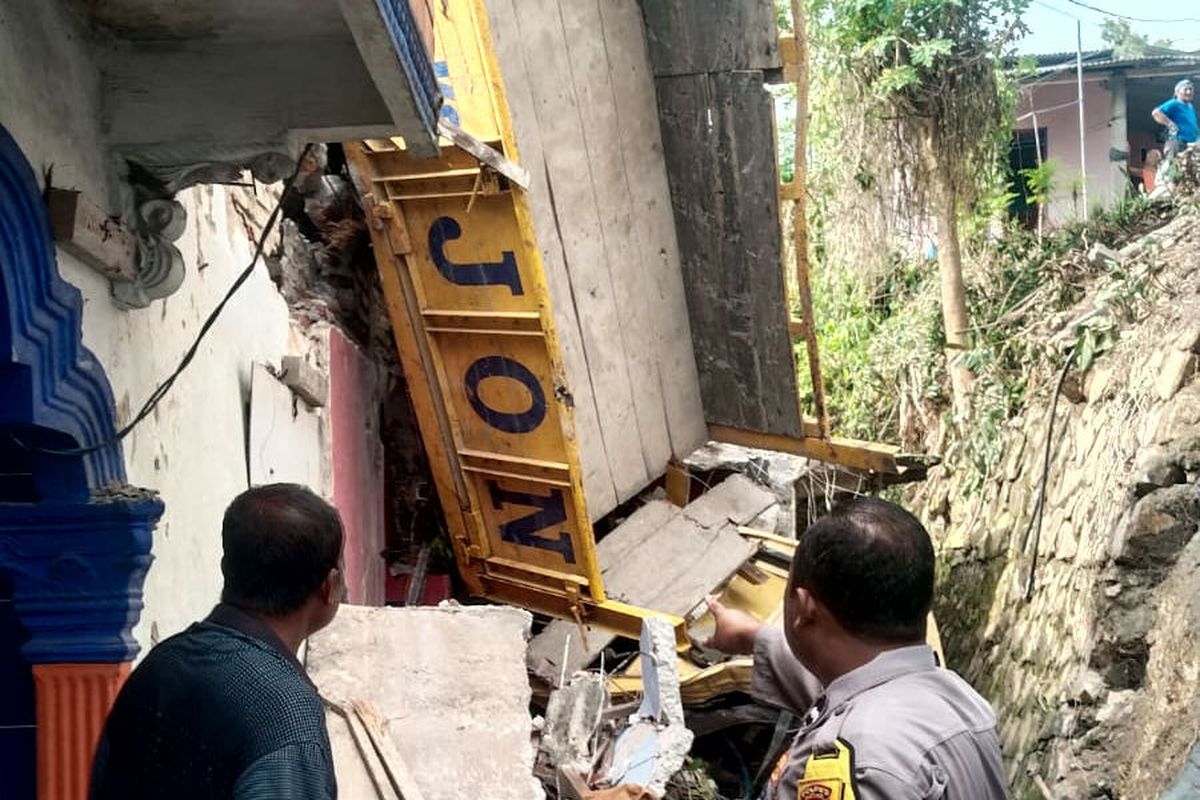 Diduga Rem Blong, Truk Terjun ke Rumah Warga di Blitar