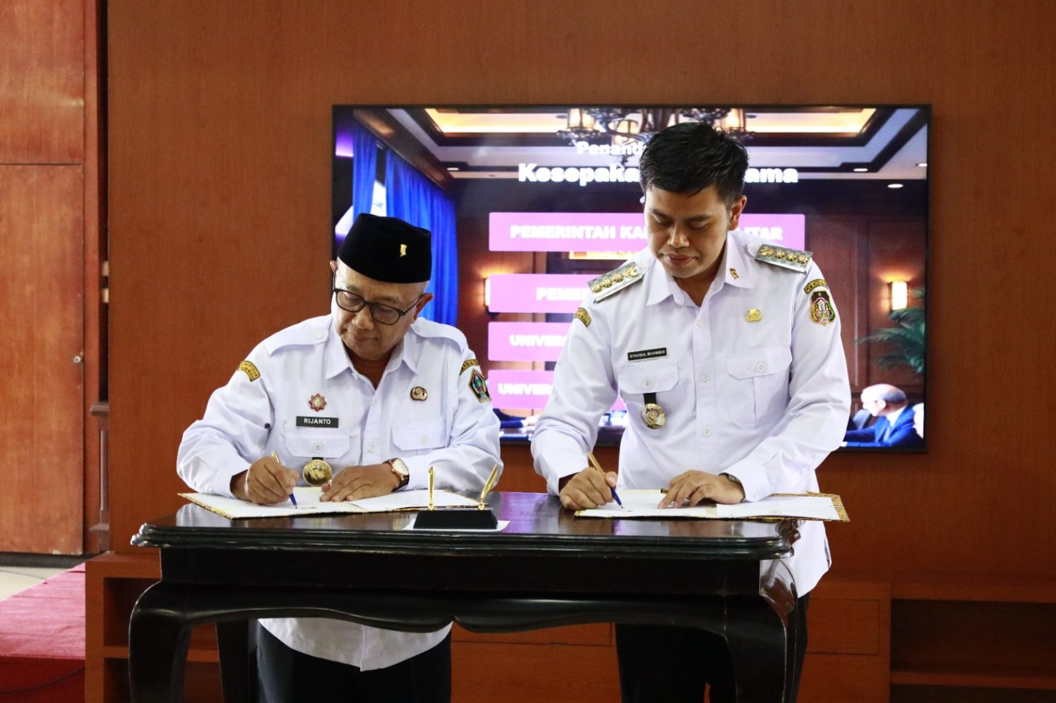 Pemkab dan Pemkot Blitar Tandatangani MoU