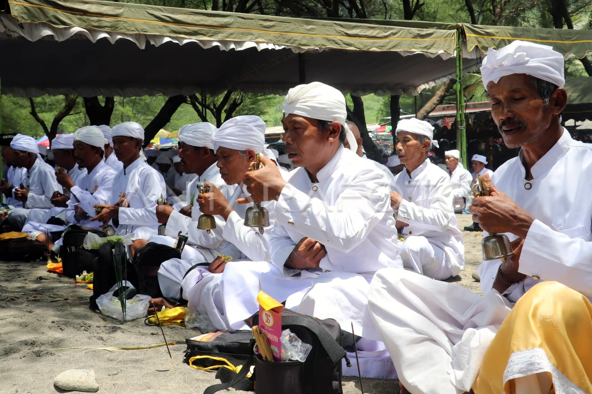Upacara Melasti Umat Hindu di Pantai Jolosutro Blitar
