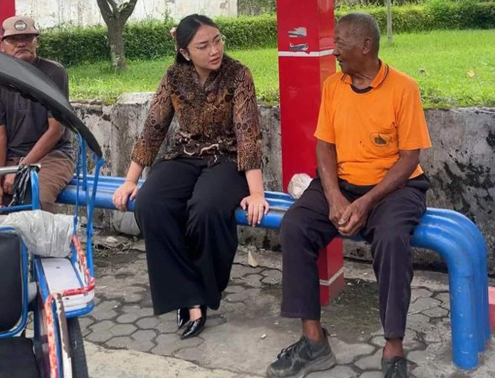Wakil Walikota Blitar, Elim Tyu Samba saat berdialog dengan tukang becak
