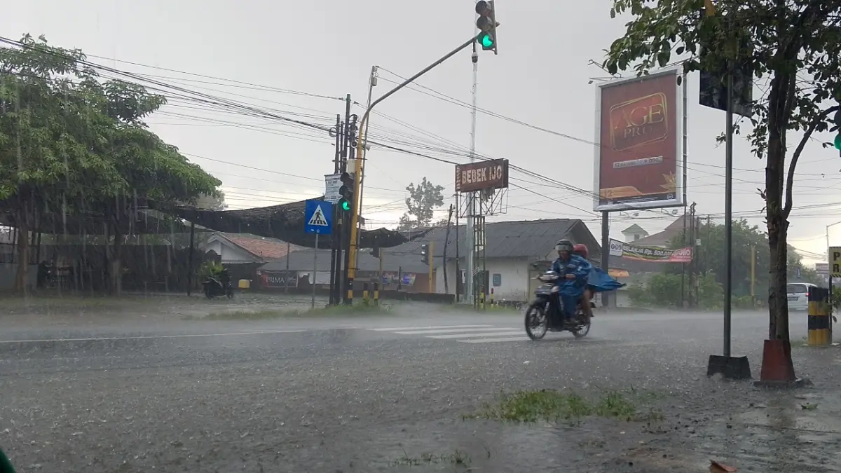 Antisipasi Kecelakaan, Polisi Imbau Warga Blitar Lebih Waspada Saat Hujan