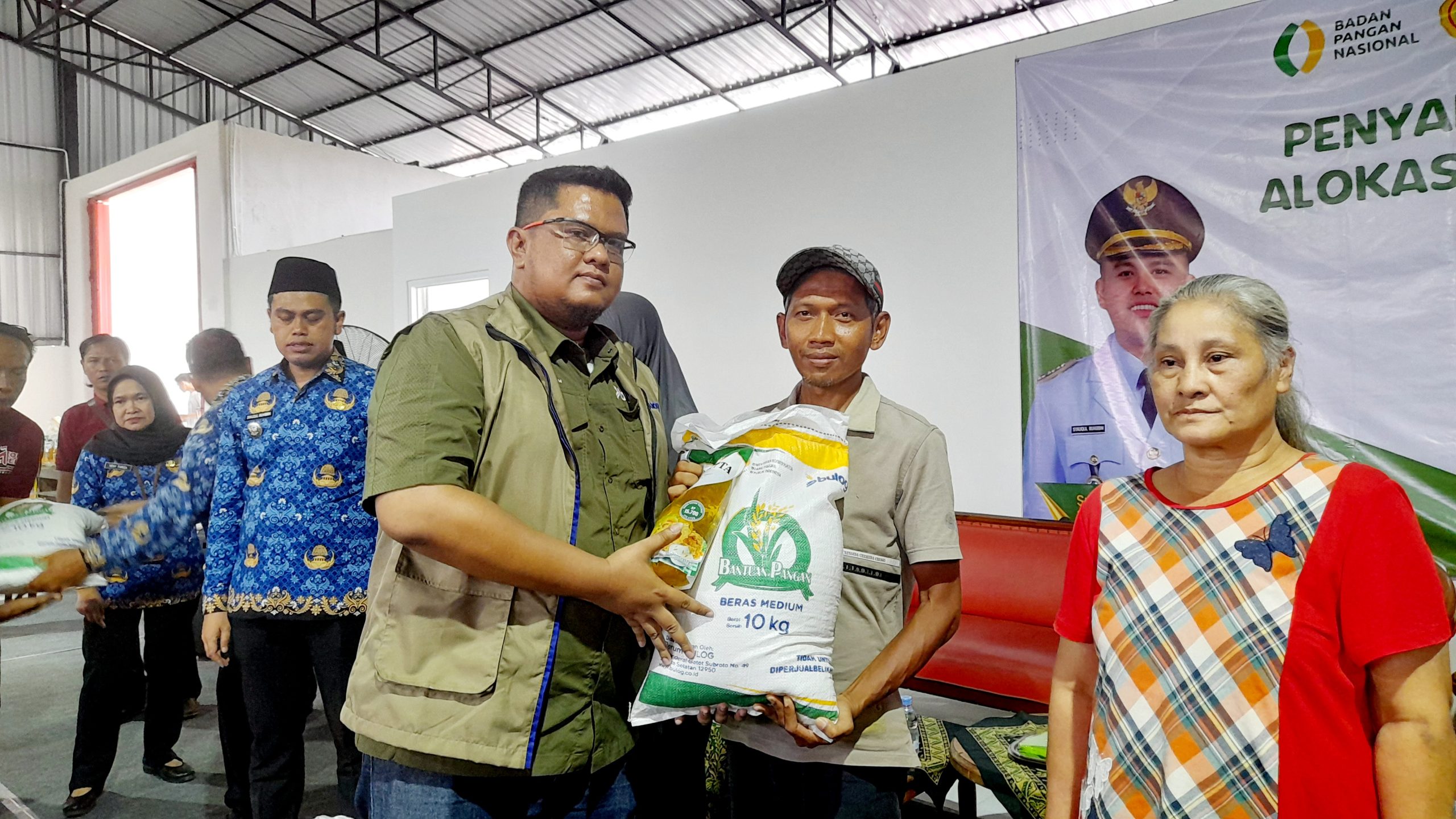 Warga Kota Blitar Terima Bantuan Beras dan Minyak Goreng dari Bulog