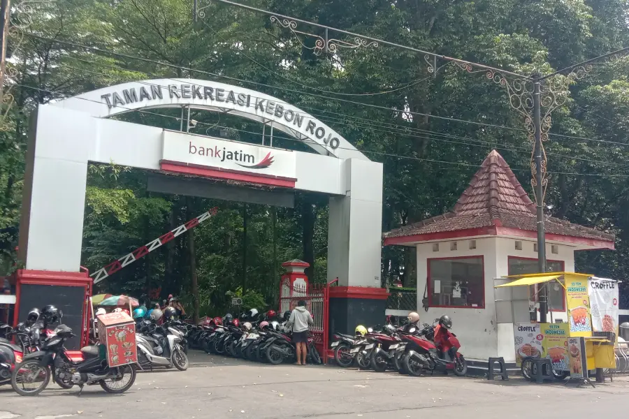 lahan parkir di Taman Kebon Rojo Blitar