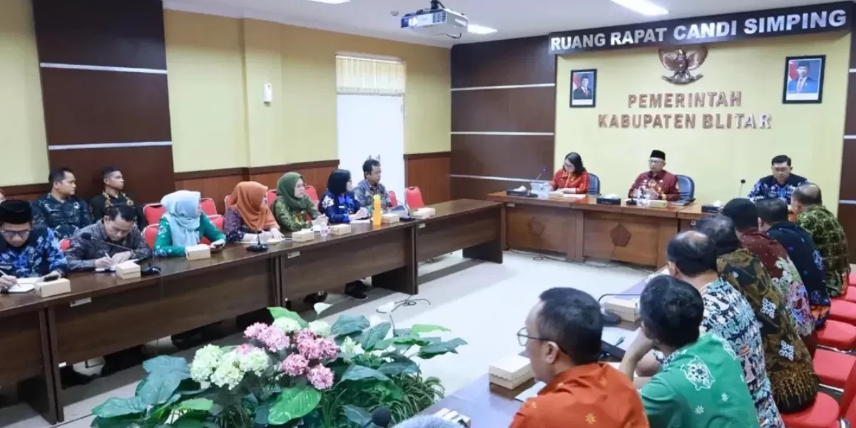 rapat staf Pemkab Blitar bahas LKPJ 2025 dipimpin Bupati Rijanto
