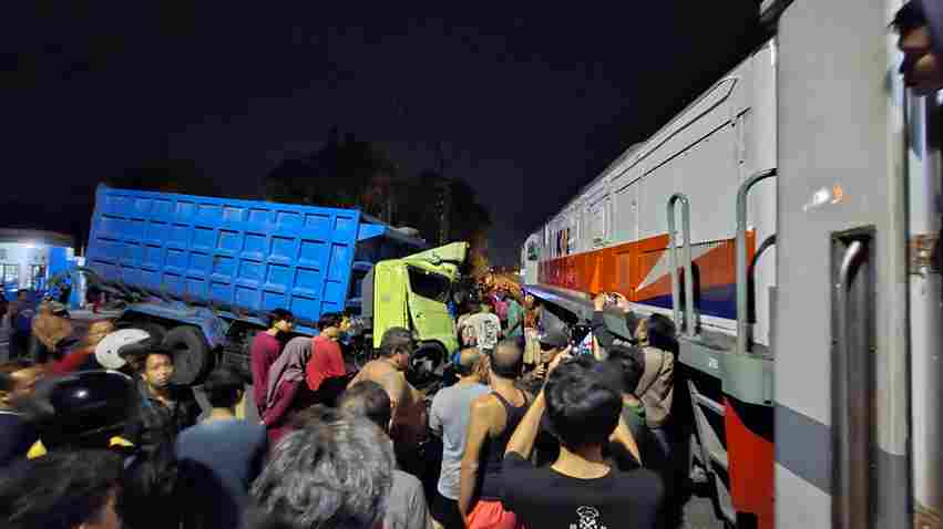 situasi setelah tabrakan antara KA Dhoho dan truk di perlintasan