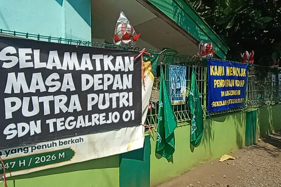 banner penolakan KDMP di pagar SD Tegalrejo Blitar